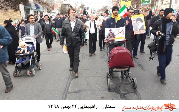 راهپیمایی یوم الله 22 بهمن در هوای برفی سمنان