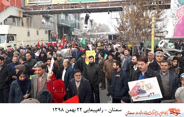 راهپیمایی یوم الله 22 بهمن در هوای برفی سمنان