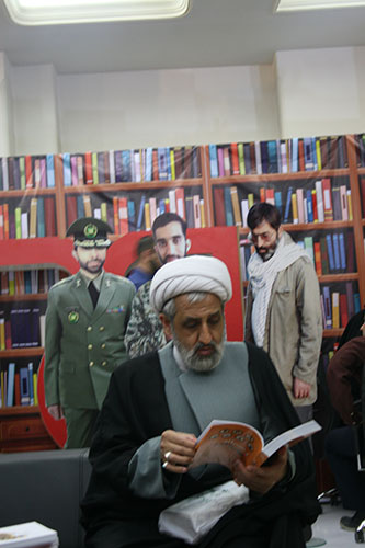 گزارشی از بازدیدکنندگان غرفه نشر شاهد در نمایشگاه کتاب تهران