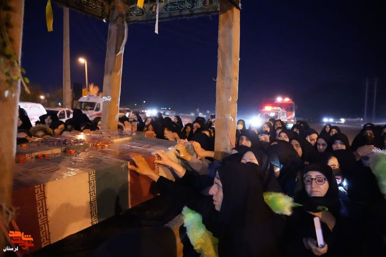 گزارش تصویری/استقبال گرم مردم رومشکان از شهدای گمنام در شبی سرد