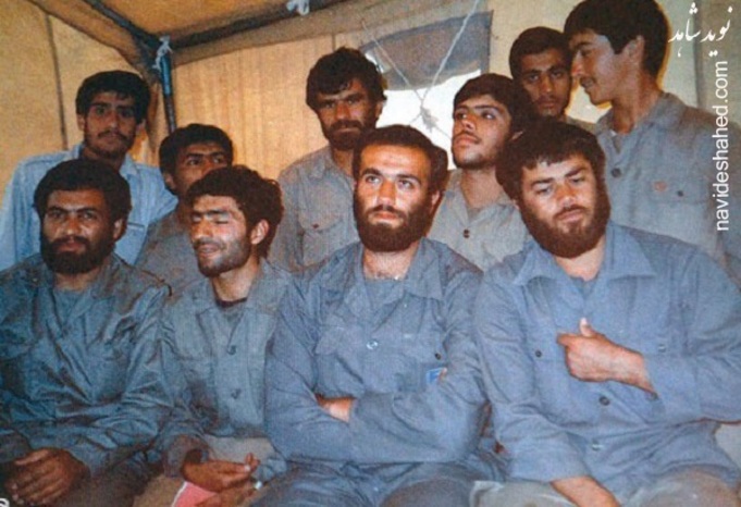 سردار شهید حاج حسن طهرانی مقدم (نفر سوم نشسته از سمت راست) در کنار شهید شفیع زاده (سمت چپ ایشان)
