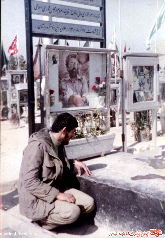 عکس برتر هفته از «شهيد محمد اصغري خواه» بر سر مزار شهید چمران
