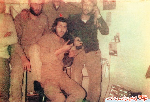 نوجوان ورامینی که عکس شاه را پاره کرد (عکس ها رو دوباره بفرستید لطفا) نوجوان ورامینی که عکس شاه را پاره کرد (عکس ها رو دوباره بفرستید لطفا)