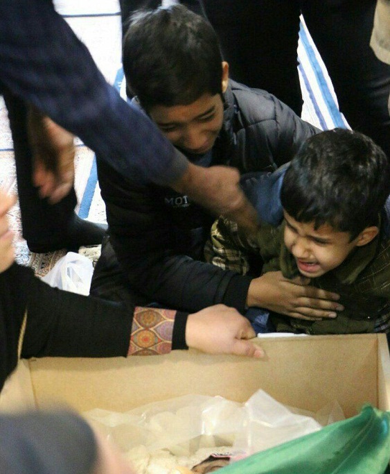 لحظه وداع فرزند نابینا با پدر شهیدش لحظه وداع فرزند نابینا با پدر شهیدش