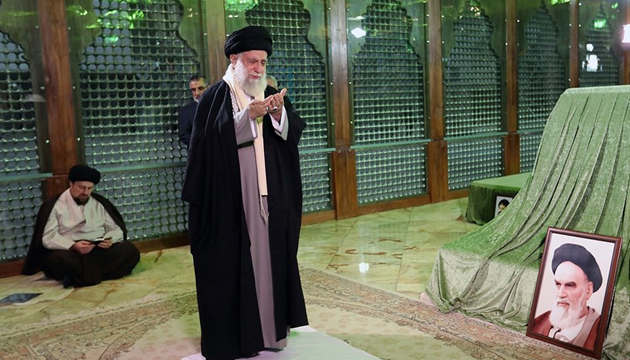حضور رهبر انقلاب در مرقد مطهر امام راحل و گلزار شهدای بهشت زهرا حضور رهبر انقلاب در مرقد مطهر امام راحل و گلزار شهدای بهشت زهرا