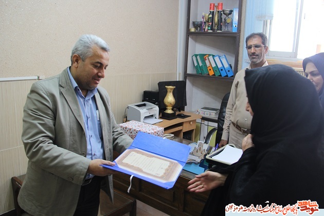 اهدای مدال و لوح تقدیر مسابقات قهرمانی سالمندان شاهد و ایثارگر کشور به کبری تقی زاده همسر جانبازهرمزگانی/کسب رتبه دوم مسابقات ایستگاهی اهدای مدال و لوح تقدیر مسابقات قهرمانی سالمندان شاهد و ایثارگر کشور به کبری تقی زاده همسر جانبازهرمزگانی/کسب رتبه دوم مسابقات ایستگاهی