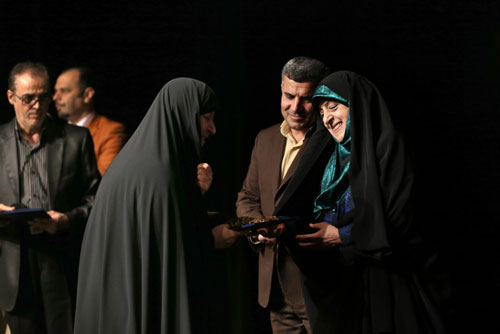جشن بزرگ «شمیم کوثر»: ایثار مرد و زن نمیشناسند این بار نوبت بانوان بود جشن بزرگ «شمیم کوثر»: ایثار مرد و زن نمیشناسند این بار نوبت بانوان بود