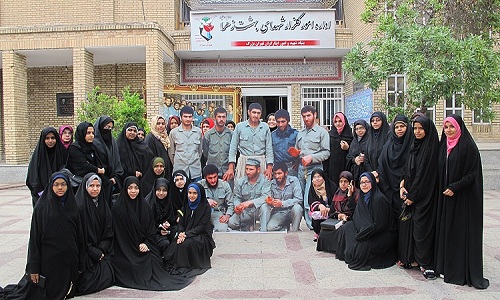 حضور بانوان شیعه هندوستان بر سر مزار شهدا حضور بانوان شیعه هندوستان بر سر مزار شهدا