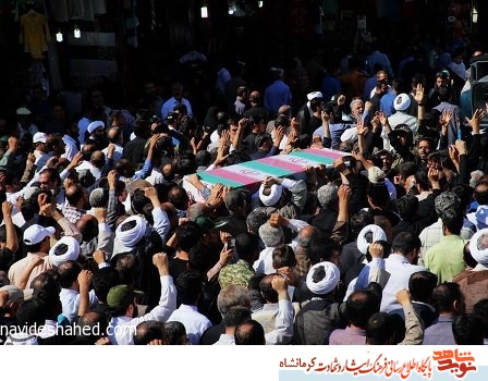 پیکر سرباز شهید «آرمین فخری» در کرمانشاه تشییع شد پیکر سرباز شهید «آرمین فخری» در کرمانشاه تشییع شد