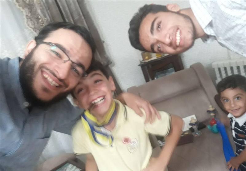 تابلوی نقاشی مداح شهید به خانوادهاش اهدا شد تابلوی نقاشی مداح شهید به خانوادهاش اهدا شد