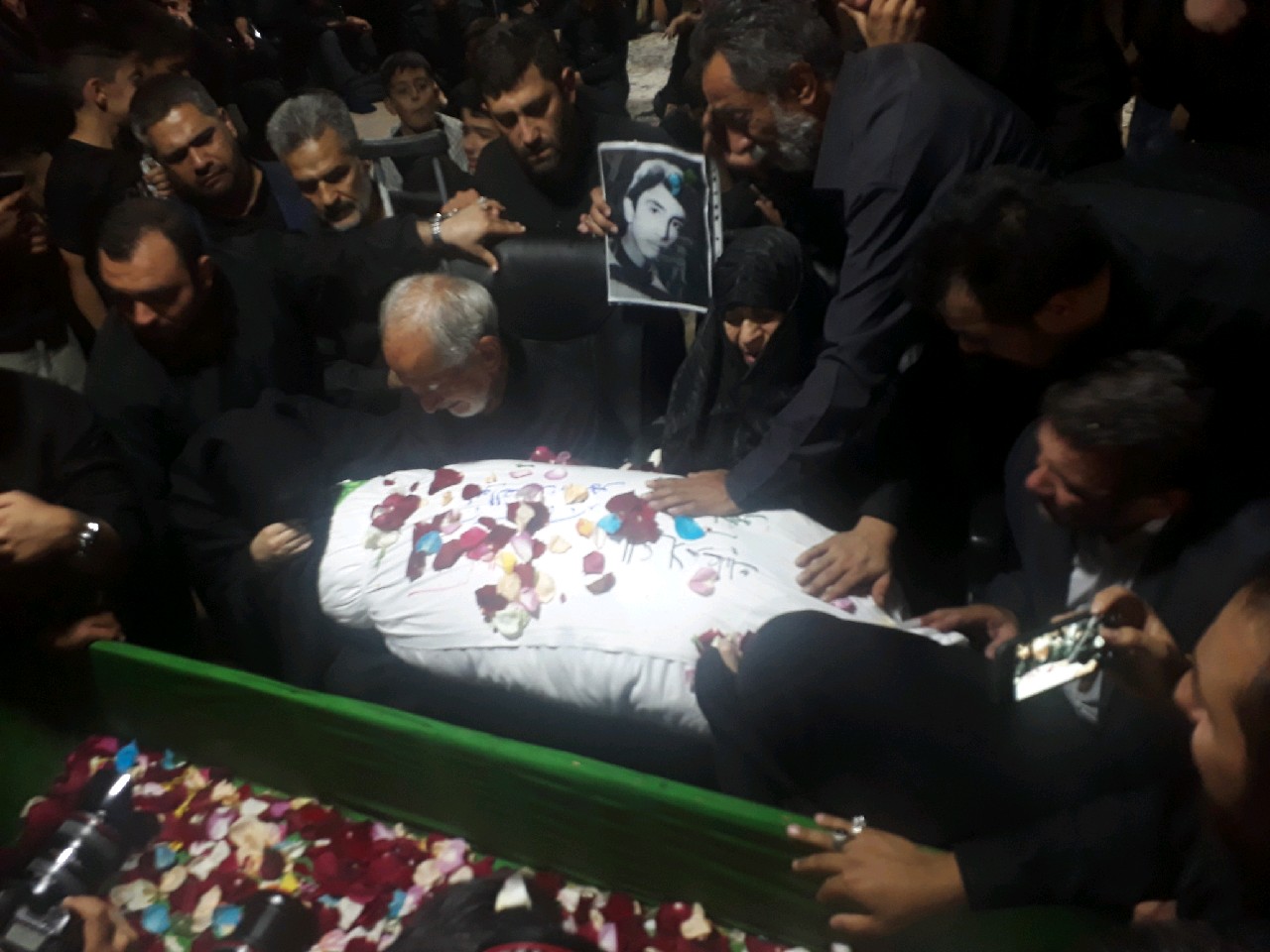 وداع با پیکر شهید کلهر پس از ۳۶ سال وداع با پیکر شهید کلهر پس از ۳۶ سال