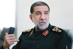 روی تخت بیمارستان با پیکر حاج همت وداع کردم روی تخت بیمارستان با پیکر حاج همت وداع کردم