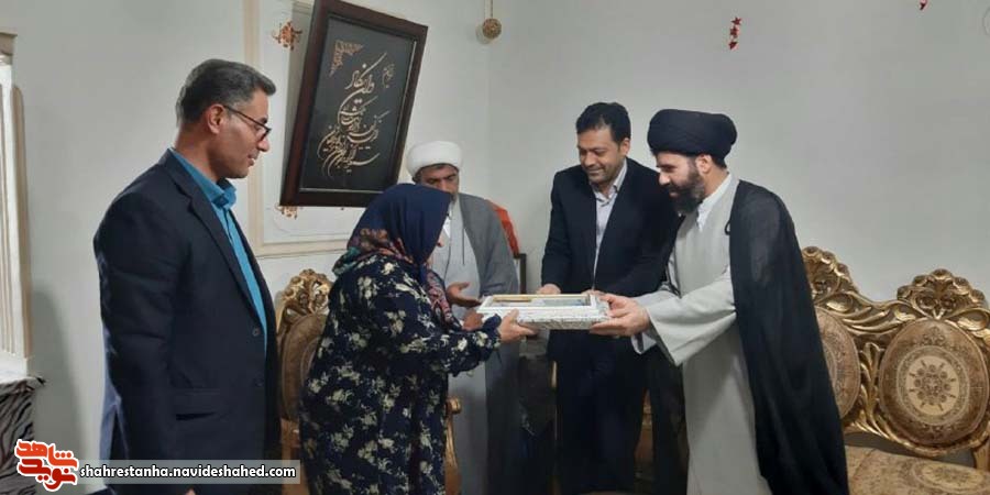دیدار مسئولین شهرستان ملارد از مادر شهید «امیدعلی میرزاخانی» دیدار مسئولین شهرستان ملارد از مادر شهید «امیدعلی میرزاخانی»