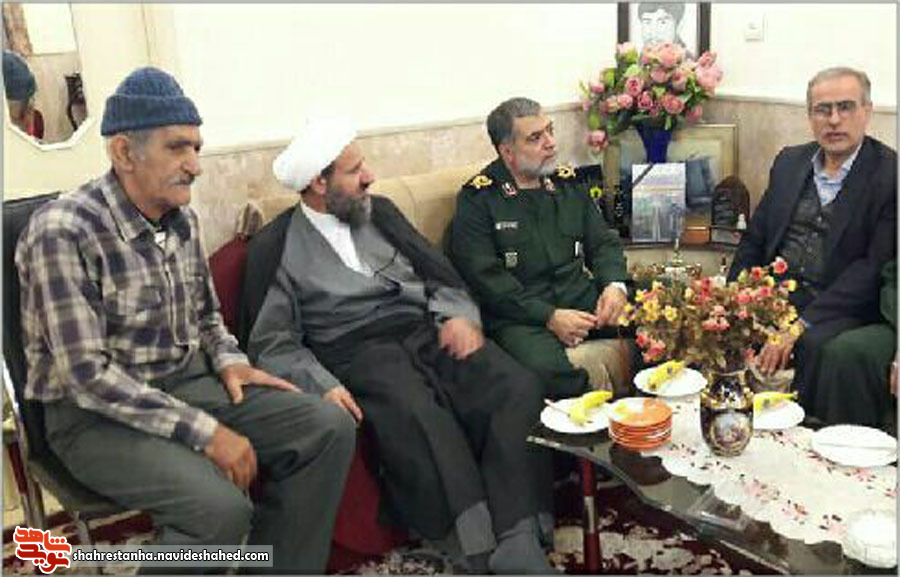 دیدار مسئولان شهرستانی با خانواده شهید دانش آموز دیدار مسئولان شهرستانی با خانواده شهید دانش آموز