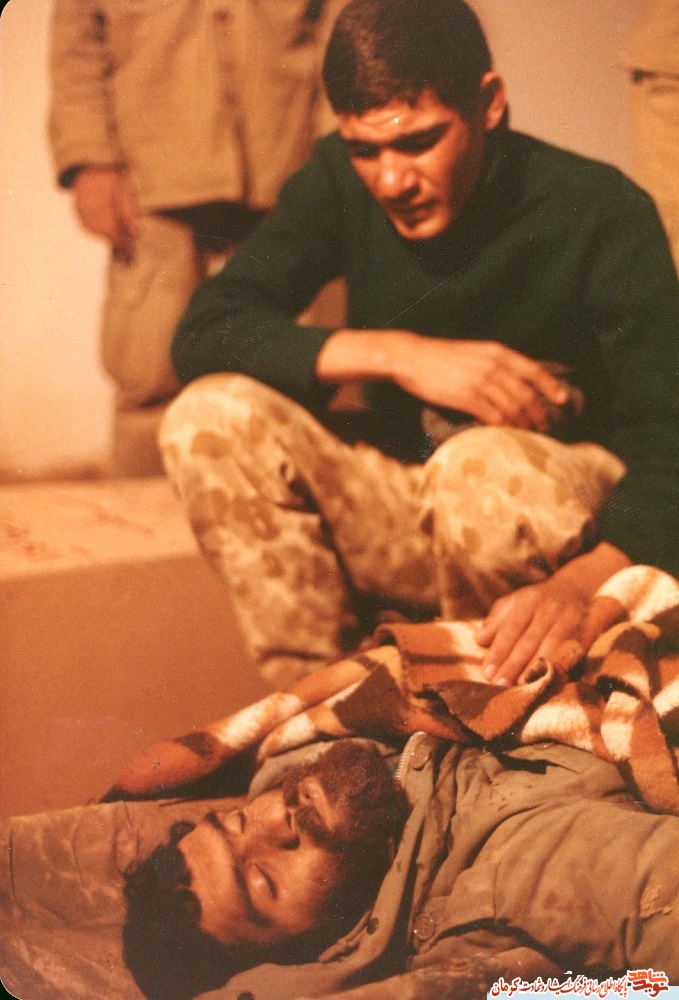 تصویر/ شهید «علیرضا محمدحسینی» بر بالین برادر شهیدش تصویر/ شهید «علیرضا محمدحسینی» بر بالین برادر شهیدش