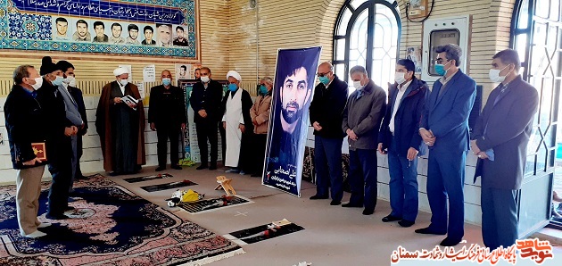 گزارش تصویری| عطرافشانی گلزار شهدای مجن به مناسبت شهادت سردار