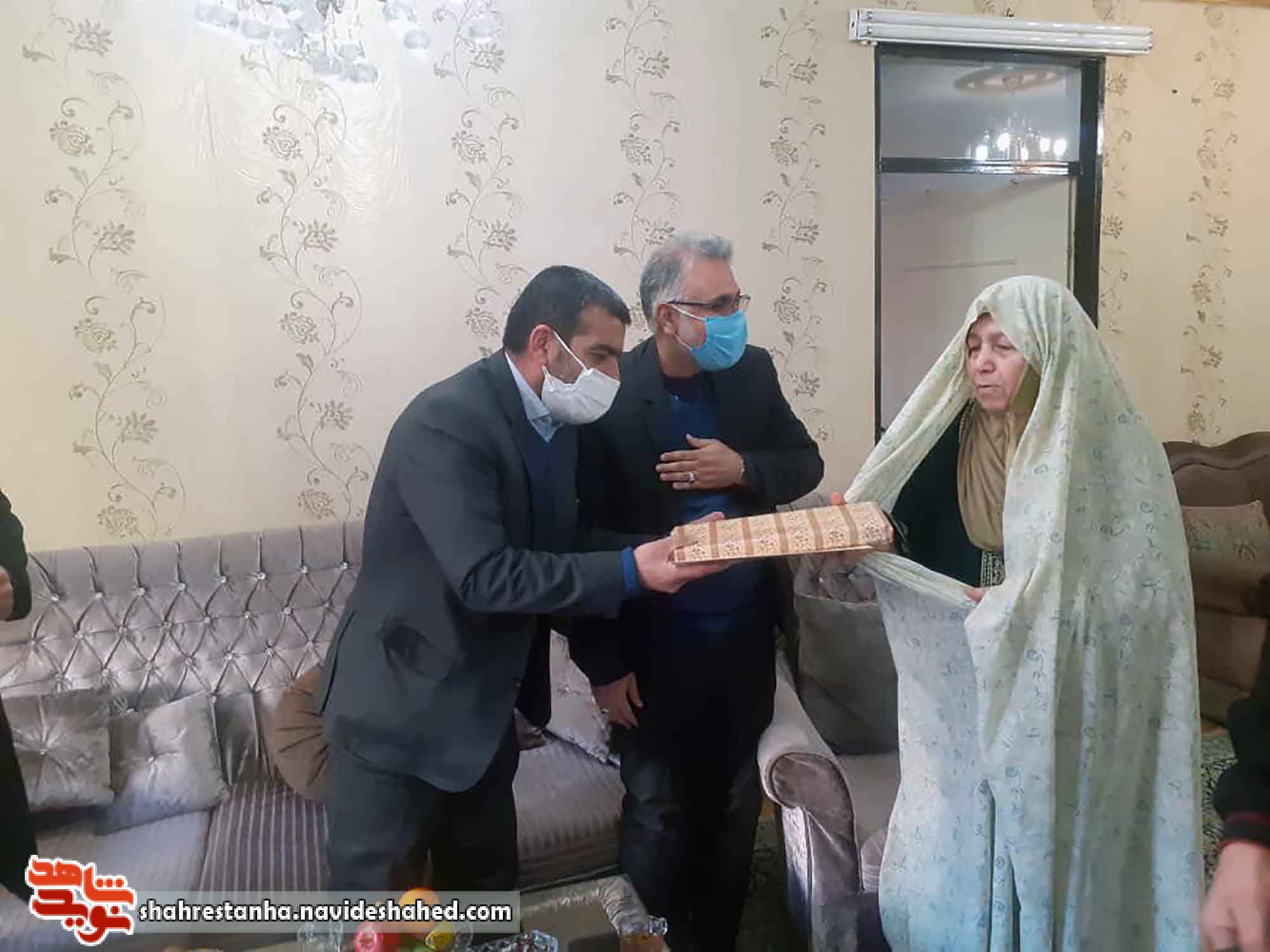 پدران و مادران شهدا سند افتخار این ملت هستند