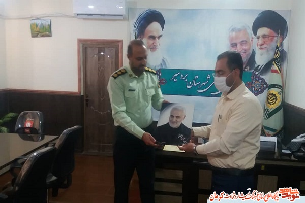تجلیل رئیس بنیاد شهید بردسیر از فرماندهی نیروی انتظامی تجلیل رئیس بنیاد شهید بردسیر از فرماندهی نیروی انتظامی