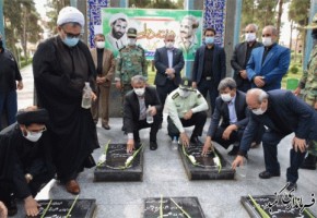 مسوولان شهرستان گنبدکاووس به مناسبت هفته دولت با شهدای گمنام تجدید پیمان کردند مسوولان شهرستان گنبدکاووس به مناسبت هفته دولت با شهدای گمنام تجدید پیمان کردند