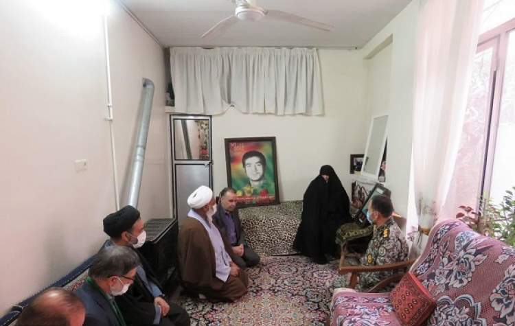 فرمانده ارشد ارتش استان قم با خانواده شهیدجواد محمدزاده ملکی دیدار کرد