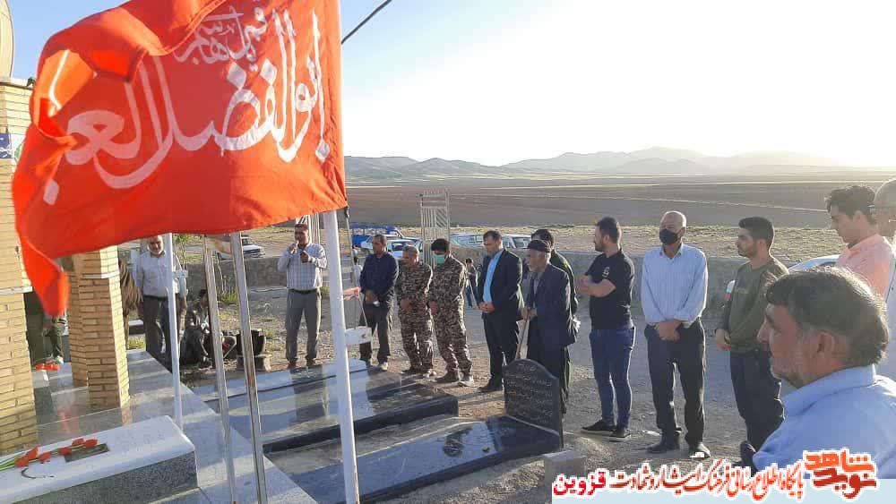 گلزار شهدای روستای توآباد گلباران شد گلزار شهدای روستای توآباد گلباران شد
