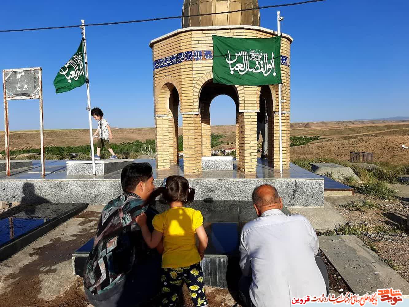 گلزار شهدای روستای توآباد گلباران شد گلزار شهدای روستای توآباد گلباران شد