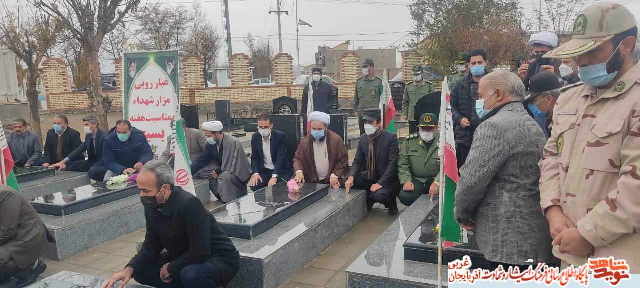 گزارش تصویری/ غبارروبی و عطرافشانی گلزار شهدای شهرستان پلدشت