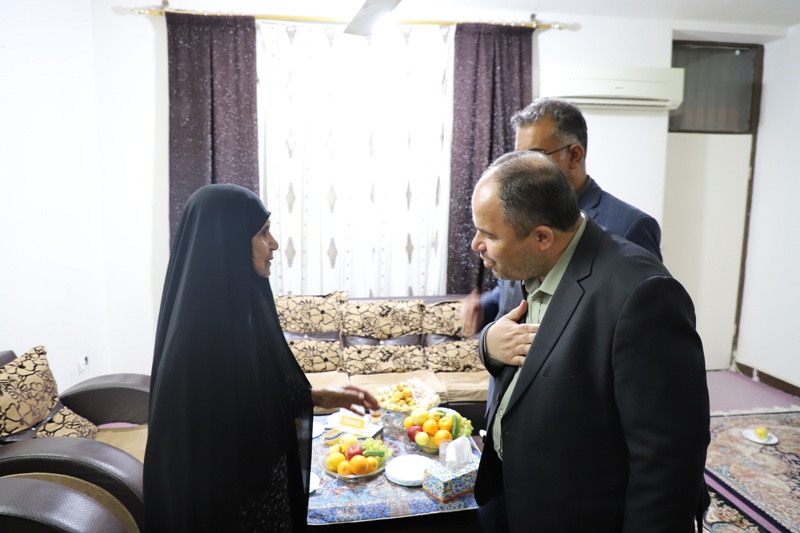 دیدار استاندار هرمزگان و مدیرکل بازرسی بنیاد با خانواده‌‌ شهید «پایان» در بندرعباس
