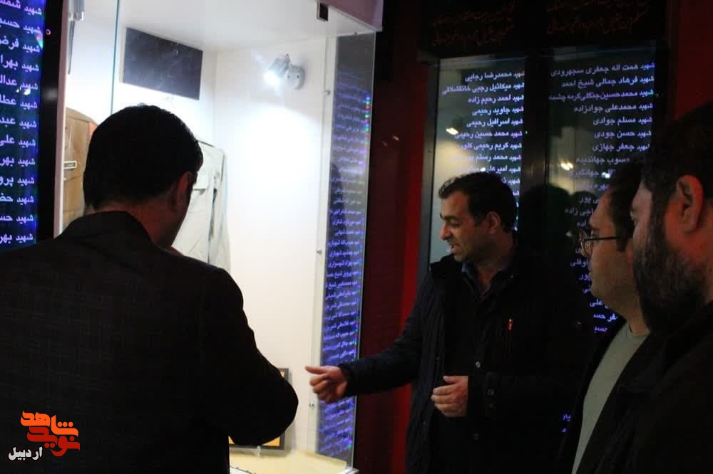 بازدید کارکنان حوزه هنری استان اردبیل از موزه شهدای اردبیل