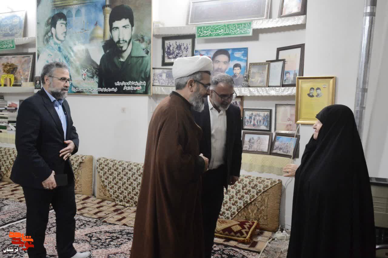 گزارش تصویری/دیدار استاندار لرستان با مادر شهیدان «اصغر و رسول زیودار»