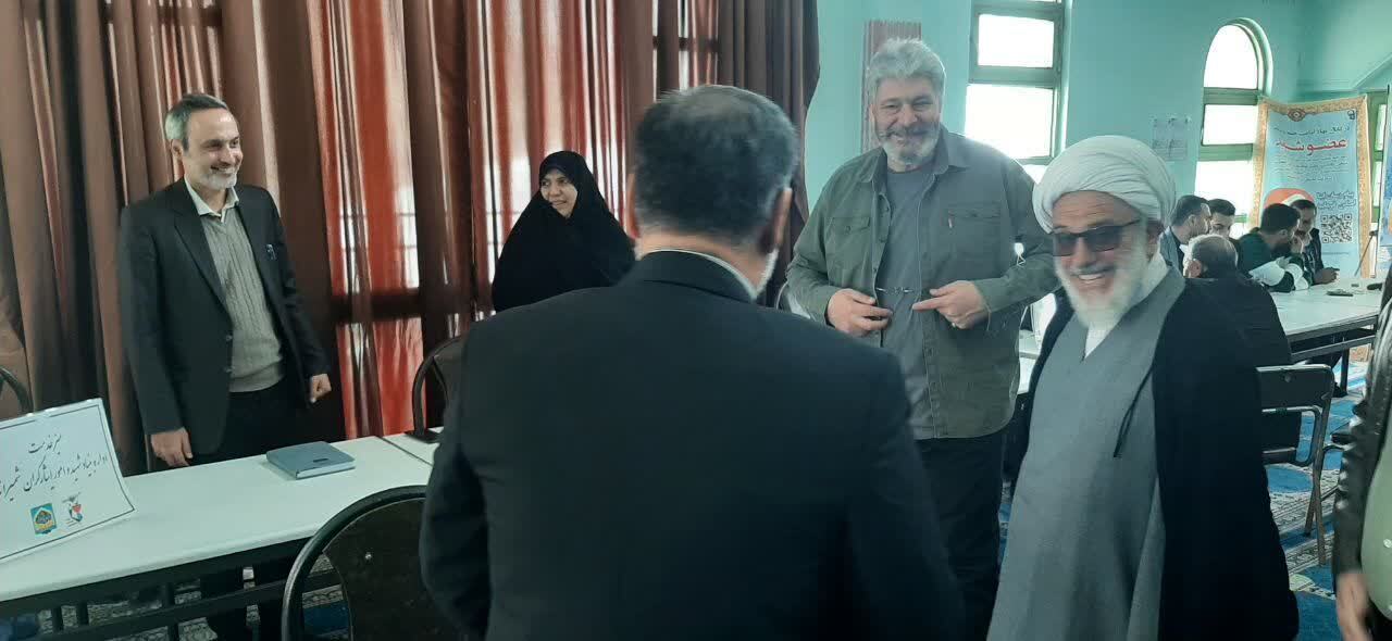 برپایی میز خدمت بنیاد شهید و امور ایثارگران تهران بزرگ در مصلای نماز جمعه