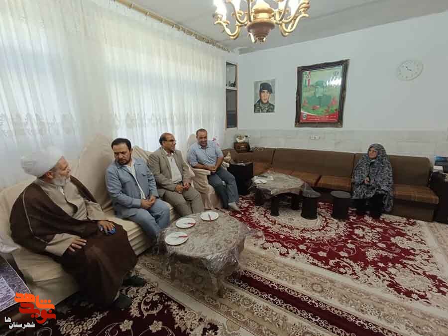 مسئولین شهرستان ورامین با خانواده شهید غریب در اسارت «حسن هداوندمیرزایی» دیدار کردند