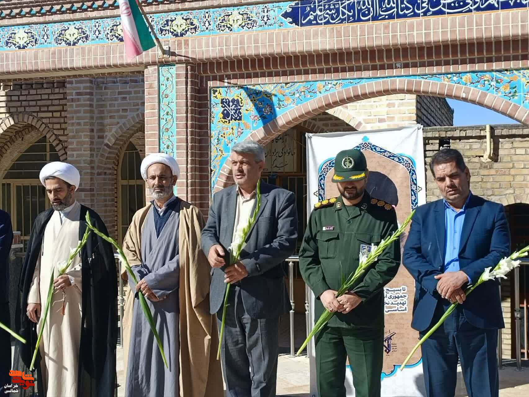به روایت تصویر؛ عطرافشانی مزار مطهر شهدا شهرستان بجنورد