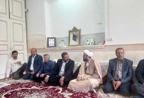 دیدار مسئولان روستای مومن آباد قم با خانواده های شهیدان «خداداد» و «سعادتمند»