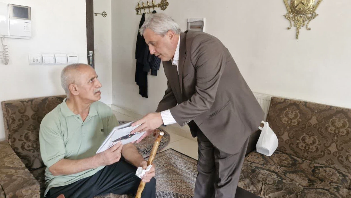 سرپرست بنیاد شهید آذربایجان شرقی با ۴ خانواده شهید و جانباز دیدار کرد