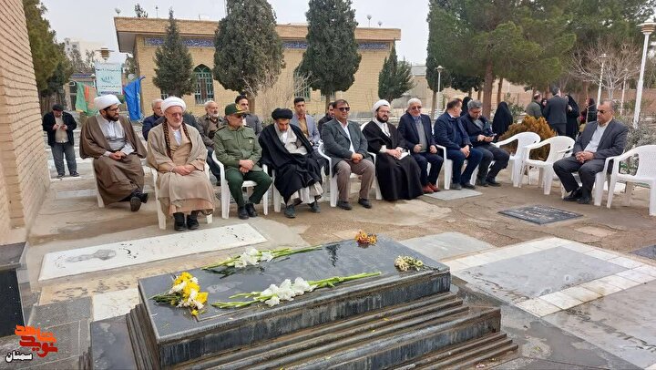 گزارش تصویری/ مراسم گلباران مزار شهید انقلاب «حسین امینیان»