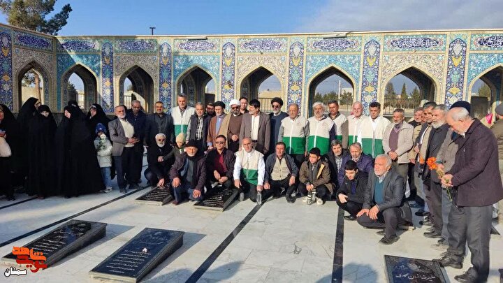 گزارش تصویری/ عطرافشانی و غبارروبی مزار شهدای دامغان