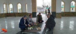 ادای احترام جمعی از خادمان شهدا به شهدای گمنام...