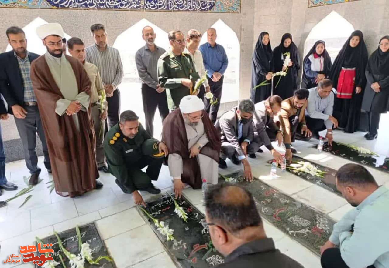 غبارروبی و عطرافشانی گلزار شهدای گمنام حاجی‌آباد برگزار شد