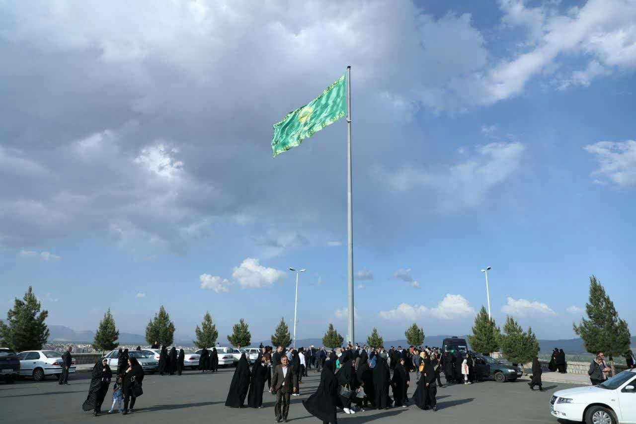 اهتزاز پرچم امام رضا(ع) در مزار شهدای گمنام خوی