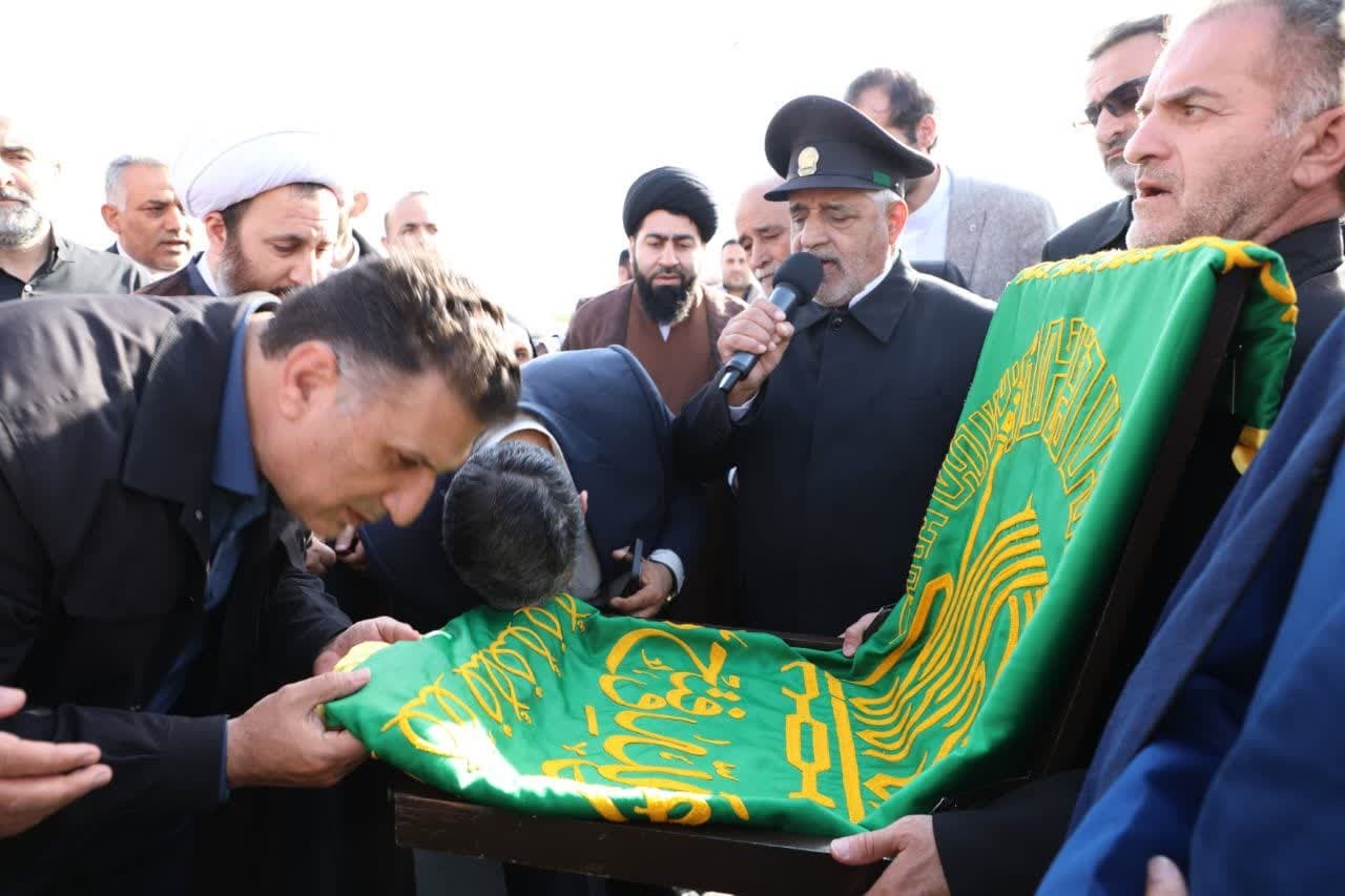 اهتزاز پرچم امام رضا(ع) در مزار شهدای گمنام خوی