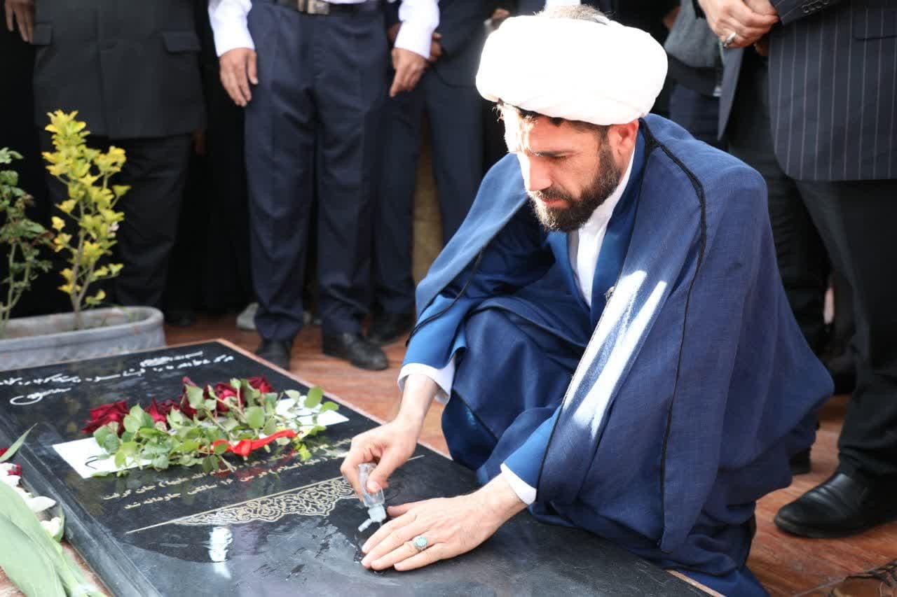 اهتزاز پرچم امام رضا(ع) در مزار شهدای گمنام خوی