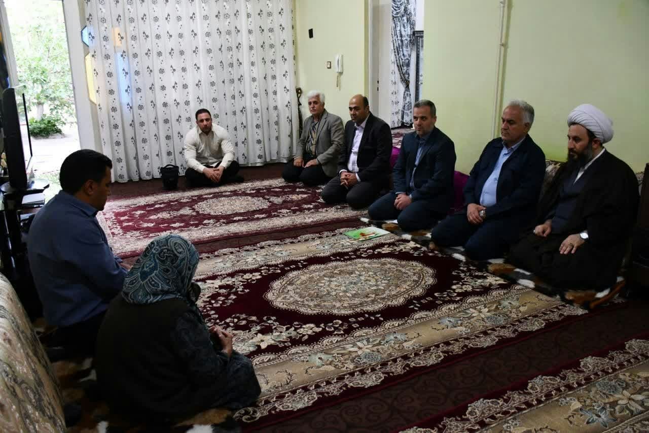 دیدار مسئولین شهرستان خوی با خانواده معظم شهیدان اسماعیل زهرابی و علی عبدالهی