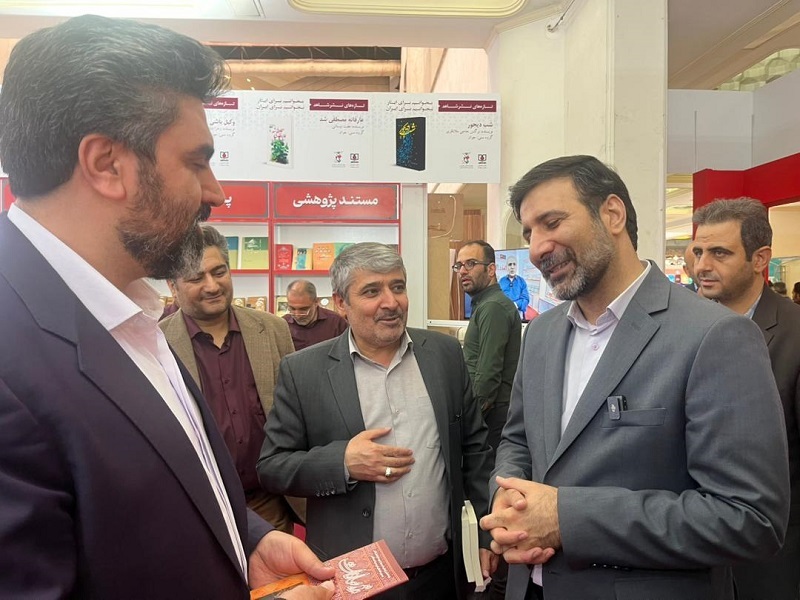 بازدید طحان نظیف از غرفه نشر شاهد در نمایشگاه کتاب تهران