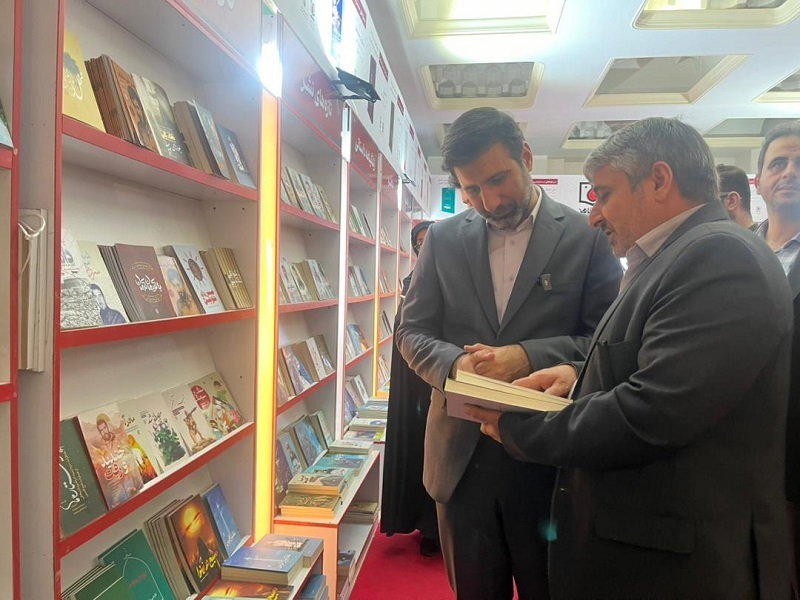 بازدید طحان نظیف از غرفه نشر شاهد در نمایشگاه کتاب تهران