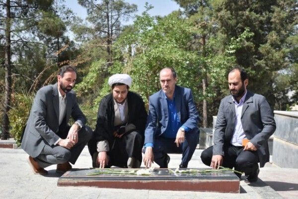 گلزار شهدای خرم آباد گلباران شد