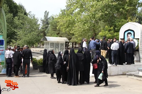 غبارروبی مزار مطهر شهید خبرنگار «محمود صارمی»