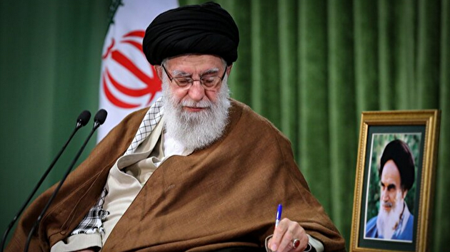 رهبر انقلاب: حفظ عزت و آبروی ملت، تکلیف گویندگان و قلم‌زنان است