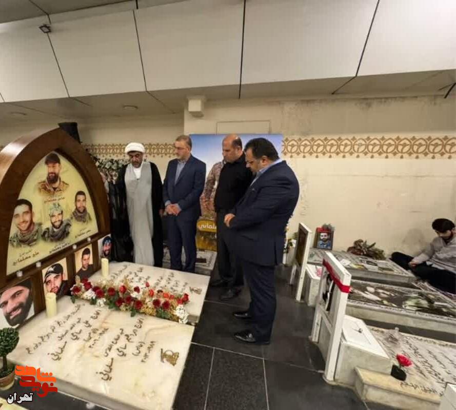 گزارش تصویری/ ادای احترام عباسعلی رضایی مدیرکل بنیاد شهید و امور ایثارگران تهران بزرگ به شهدای مقاومت گزارش تصویری/ ادای احترام عباسعلی رضایی مدیرکل بنیاد شهید و امور ایثارگران تهران بزرگ به شهدای مقاومت