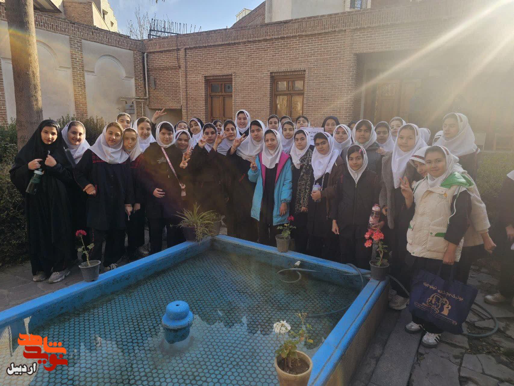 بازدید دانشآموزان دبستان دخترانه شهید فاتحی از موزه شهدای اردبیل بازدید دانشآموزان دبستان دخترانه شهید فاتحی از موزه شهدای اردبیل
